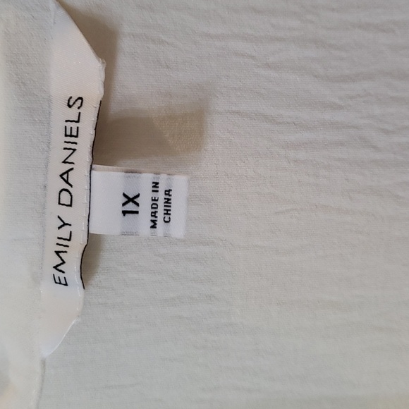 Emily Daniel's Woman's Plus Button Down Blouse 1X - Picture 4 of 6